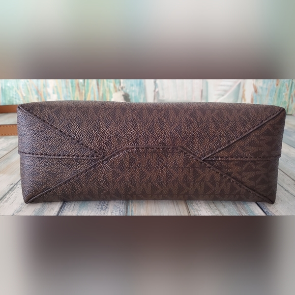 ***SOLD***MICHAEL KORS MK JET SET TRAVEL CROSSBODY LITE-WEIGHT BAG - Picture 4 of 11